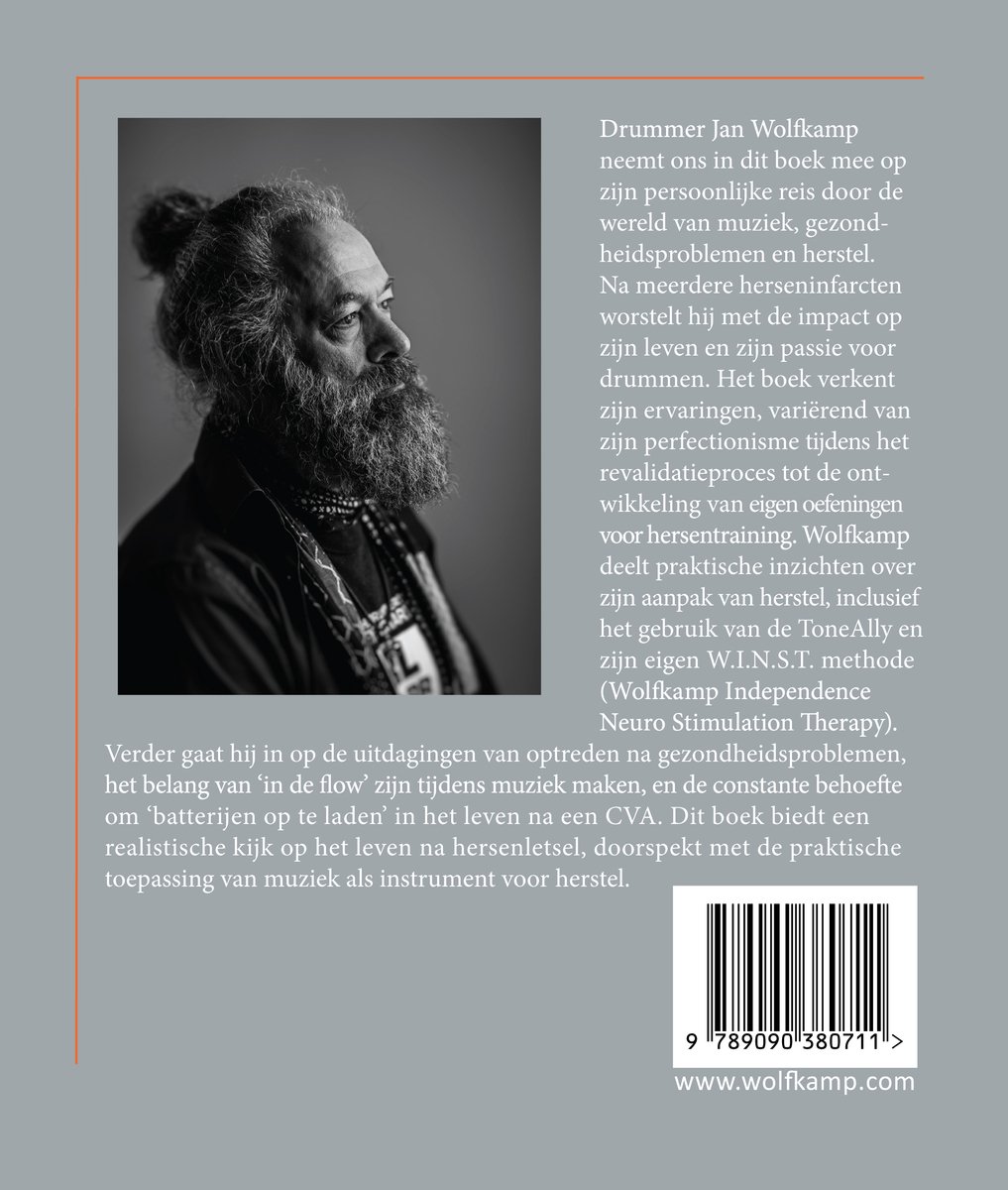 Drummer Jan Wolfkamp met baard en knot, draagt ketting. Zwart-wit foto.