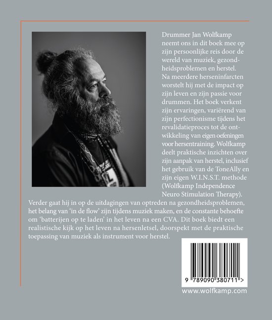 Drummer Jan Wolfkamp met baard en knot, draagt ketting. Zwart-wit foto.