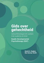 Boek kaft met de titel Gids over gehechtheid, Gehechtheidsgericht werken met ouder(s) en kind, Dyadic Developmental Psychotherapy (DDP), door Daniel A. Hughes en Ben Gurney-Smith.