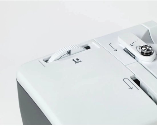 Detail van de draadspanningsknop op een witte Bernette naaimachine.