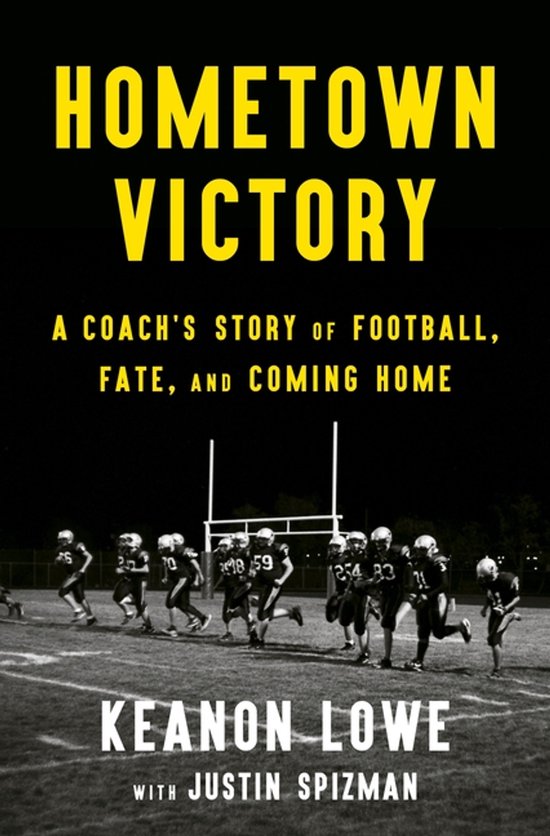 Couverture du livre 'Hometown Victory' montrant des joueurs de football américain sur un terrain sous des projecteurs.