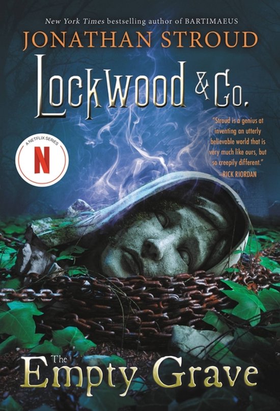 Boekomslag van 'Lockwood & Co.: The Empty Grave' met een spookachtig beeld van een gezicht dat onder kettingen en bladeren vandaan komt, met een Netflix-logo.