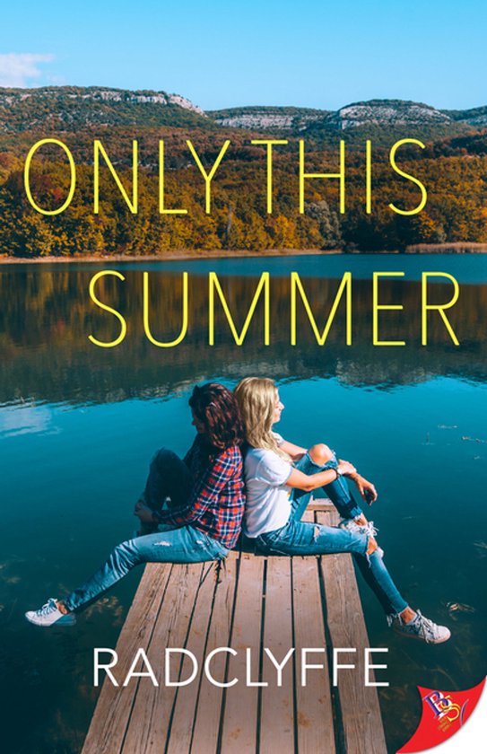 Boekomslag met de titel 'ONLY THIS SUMMER' en 'RADCLYFFE'. Twee jonge vrouwen zitten rug aan rug op een pier met uitzicht op een meer en bergen.