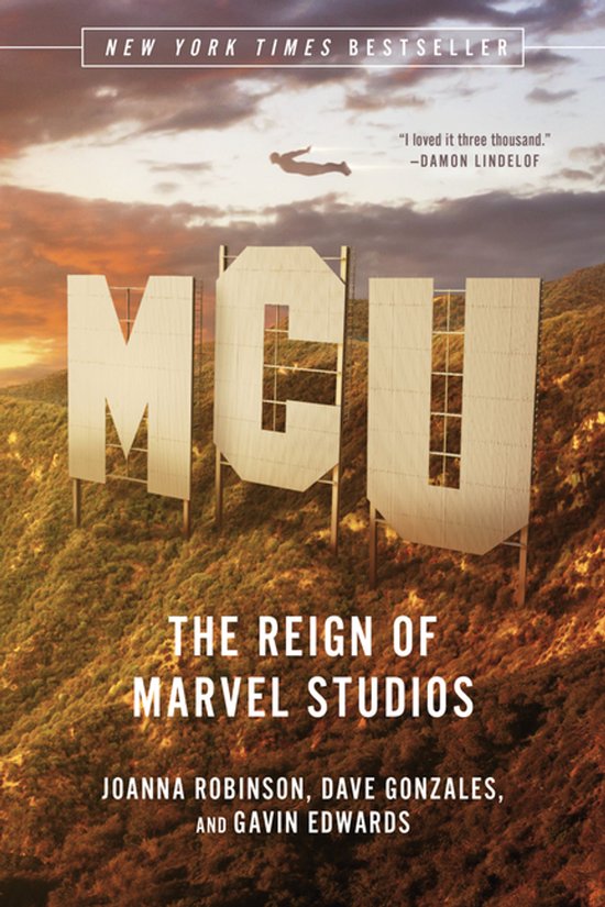 Boek The Reign of Marvel Studios, met de letters MCU op de Hollywood Hills tegen een zonsondergang. Damon Lindelof geciteerd.