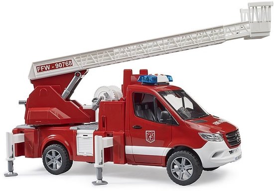 Rode brandweerwagen met witte ladder, sirene, witte streep op de zijkant en uitgeschoven steunpoten.