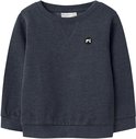 Donkerblauwe trui met V-hals en een zwart rond label met witte opdruk.