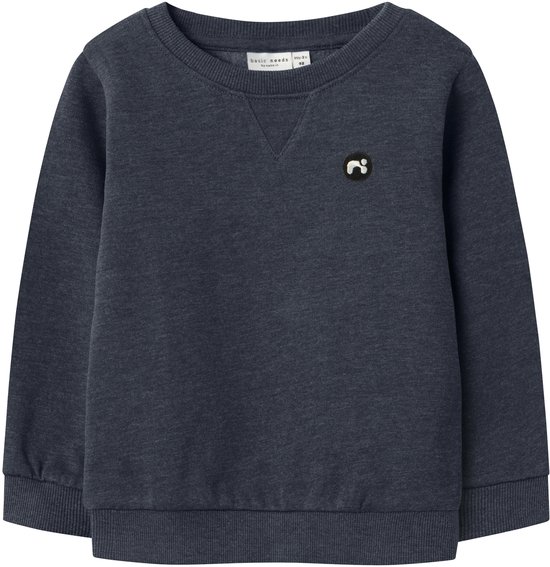 Donkerblauwe trui met V-hals en een zwart rond label met witte opdruk.