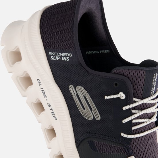 Detail van de blauwe Skechers Slip-ins Glide Step instapper met 'Hands Free' op de tong.