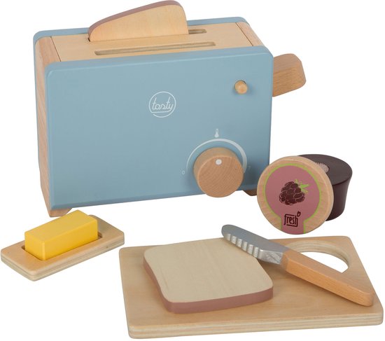 Blauwe houten broodrooster met houten greep, met brood, boter, jam en een mesje op een snijplank.
