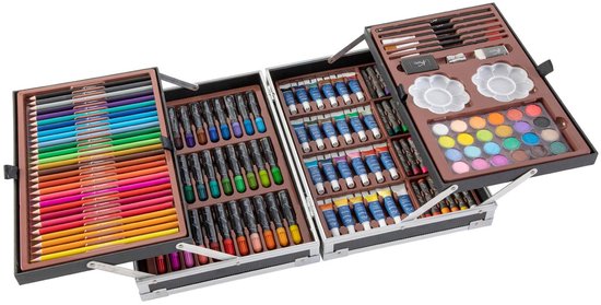 Kunstset in open koffer met een groot assortiment kleurpotloden, stiften, verftubes en paletten.
