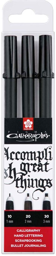 Verpakking met drie zwarte Sakura Pigma Calligrapher pennen met dop, met tekst 'Accomplish great things'.