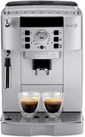 Zilverkleurige De'Longhi Magnifica S volautomatische espressomachine met twee glazen espresso.