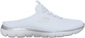 Witte Skechers instapper sneaker met zilverkleurige rand en een mesh bovenwerk.