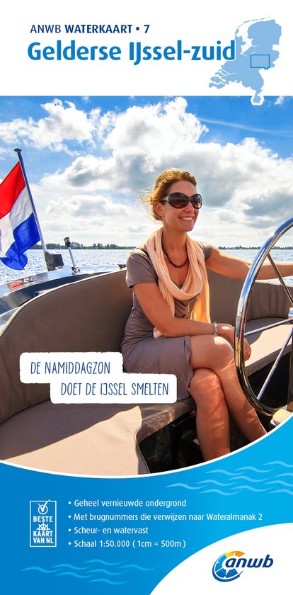 Vrolijke vrouw met zonnebril aan het roer van een boot, met Nederlandse vlag. Tekst: ANWB Waterkaart 7 Gelderse IJssel-zuid.