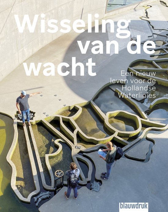 Model van de Nieuwe Hollandse Waterlinie met mensen, met de tekst 'Wisseling van de wacht'.