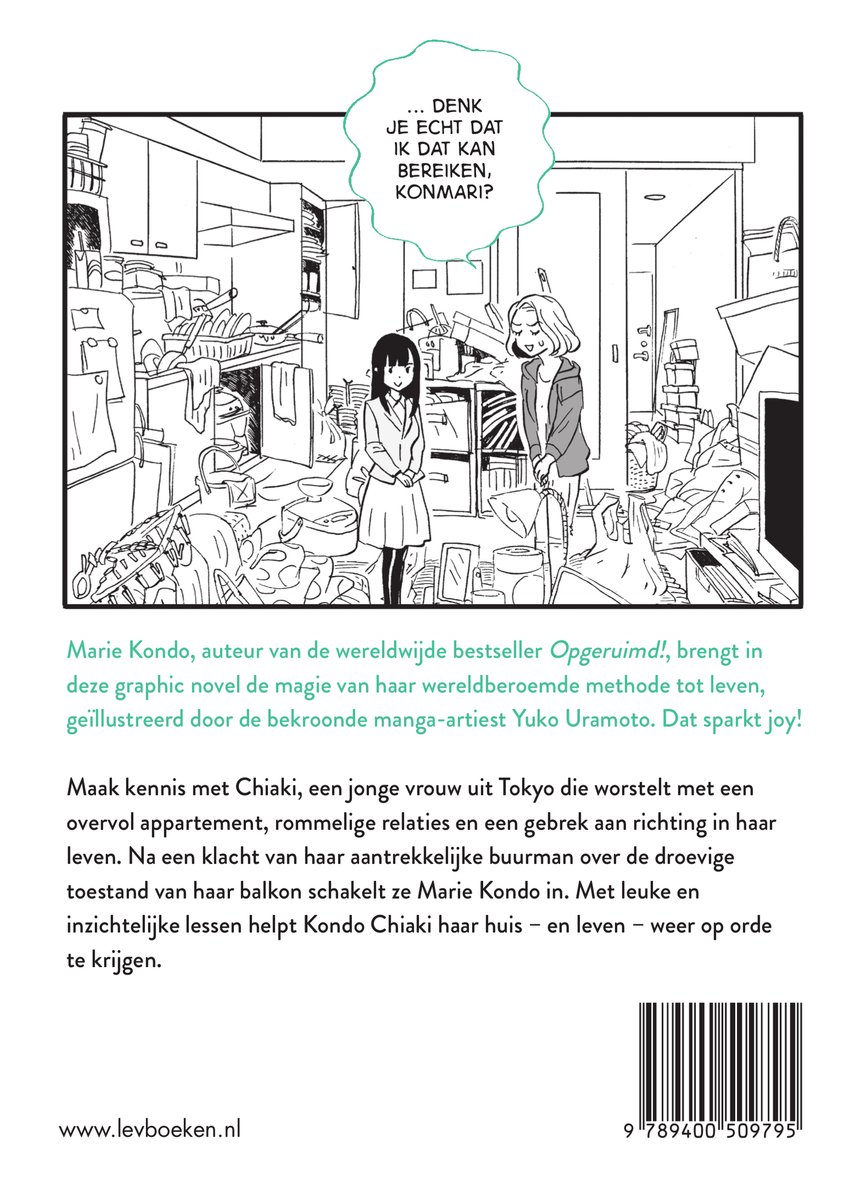 Achterkant van de manga "Opgeruimd!" van Marie Kondo. Tekening van twee vrouwen in een rommelige kamer. Tekst: "Marie Kondo, auteur van de wereldwijde bestseller Opgeruimd!, brengt in deze graphic novel de magie van haar wereldberoemde methode tot leven"