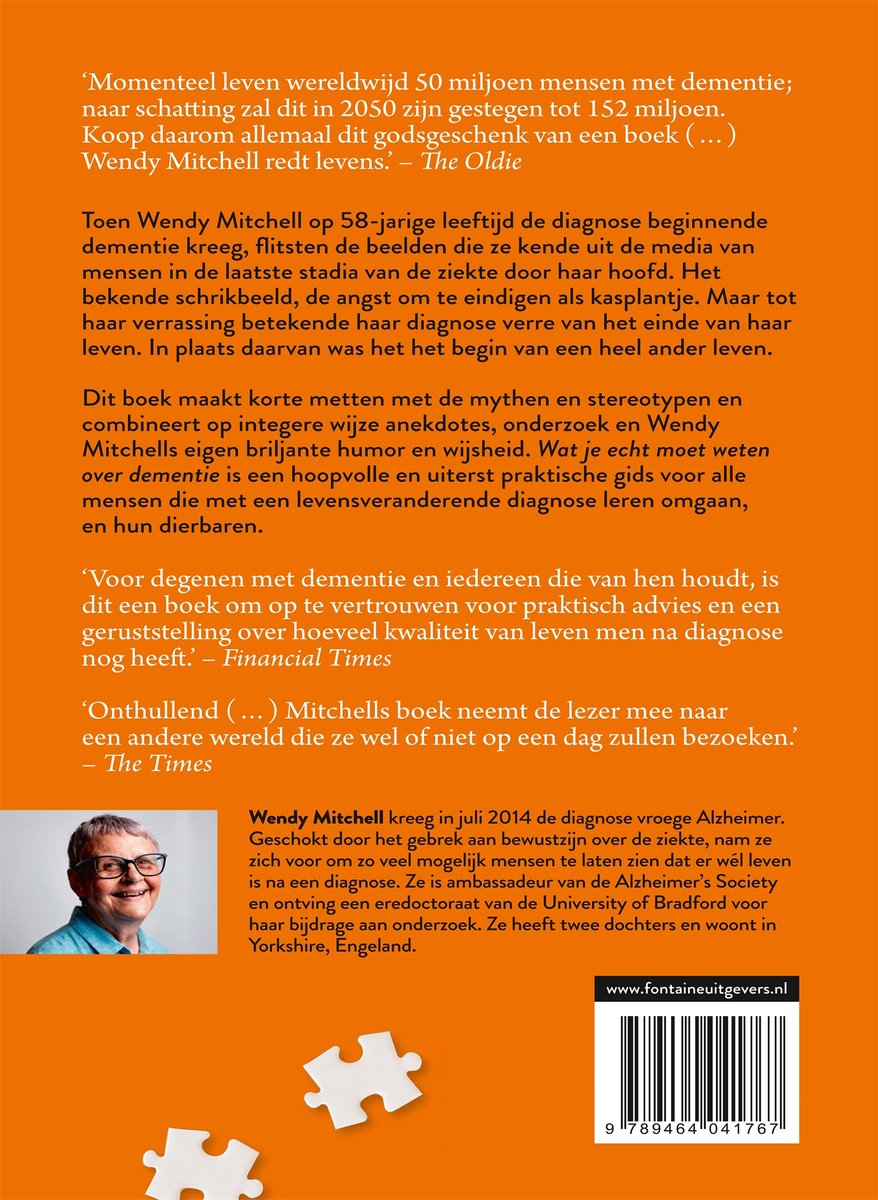 Achterkant van een boek met citaten en een foto van de auteur Wendy Mitchell. De achtergrond is crème. Er zijn stukjes witte puzzel te zien.