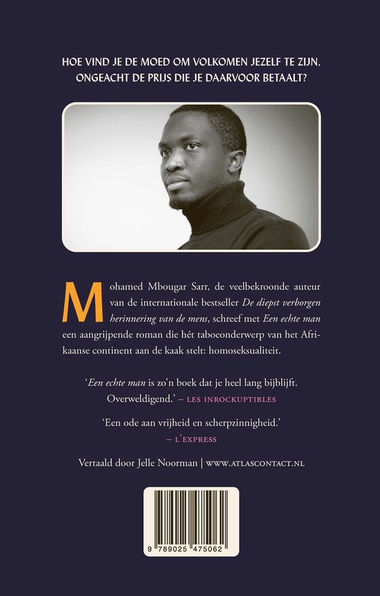Zwart-witfoto van een man met een coltrui, met tekst over het boek 'Een echte man'.