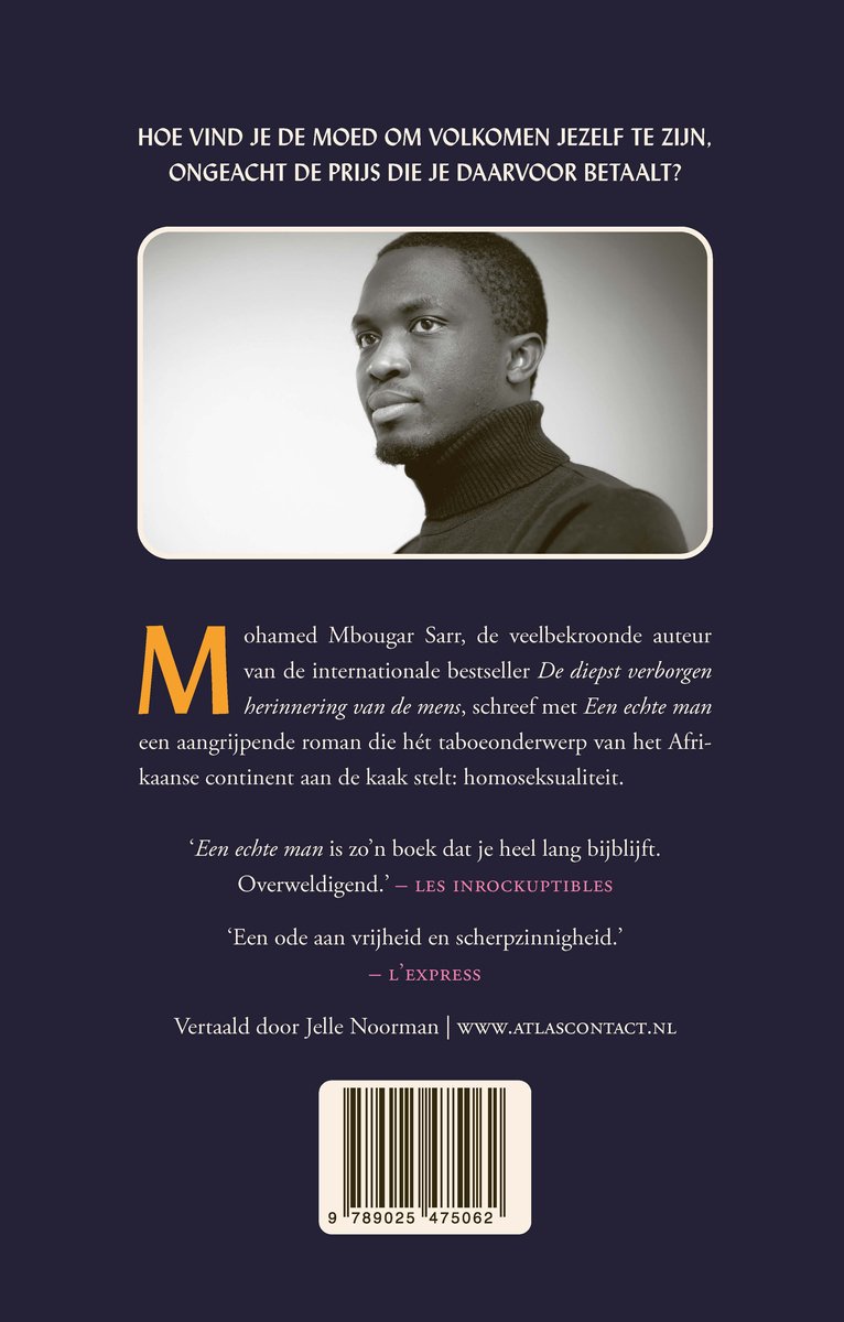 Zwart-witfoto van een man met een coltrui, met tekst over het boek 'Een echte man'.