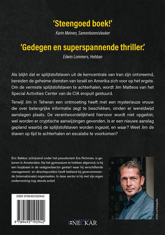 Boekomslag met tekst 'Steengoed boek!' en 'Gedegen en superspannende thriller.' Een man met grijs haar en stoppelbaard kijkt naar de camera.