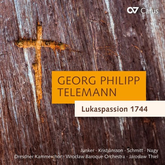 Carus CD-hoes met Georg Philipp Telemann Lukaspassion 1744, met een gekruiste inscriptie op een houten achtergrond.
