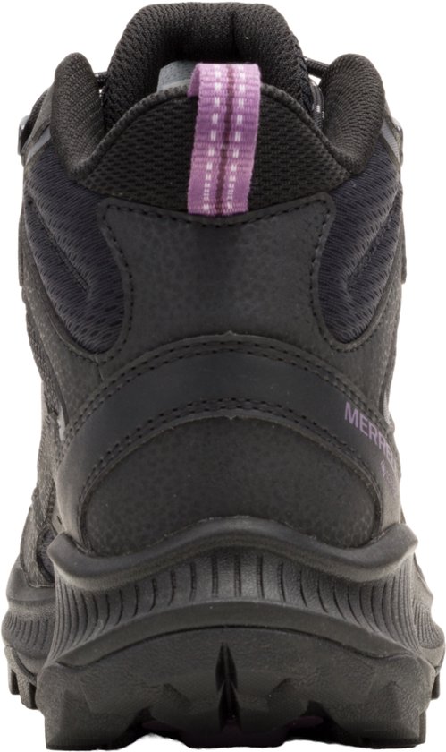 Achterkant van een zwarte Merrell wandelschoen voor dames met paarse lus.
