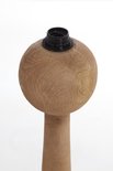 Close-up van de gestructureerde, bolvormige kop met fitting van een houten lamp.