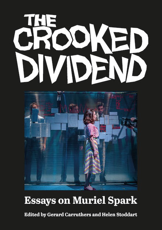 Boekomslag voor 'The Crooked Dividend: Essays on Muriel Spark'. Een vrouw in een gestreepte top en rok staat vooraan, omringd door mannen achter een wand van blokken.