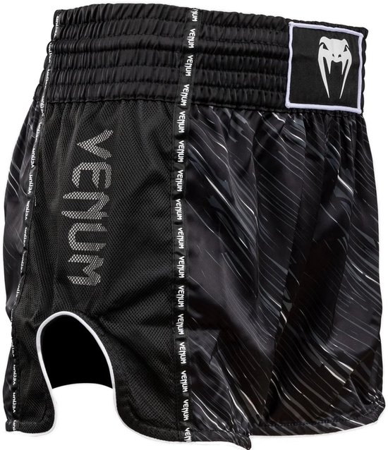 Zwarte Venum Muay Thai shorts met gestreepte print in grijs en wit, mesh zijpanelen en logo.