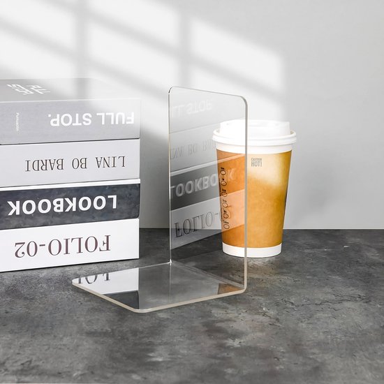 Transparante acryl boekensteun naast boeken en een koffiebeker.