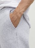 Sluit detail van de zak van een lichtgrijze joggingbroek.