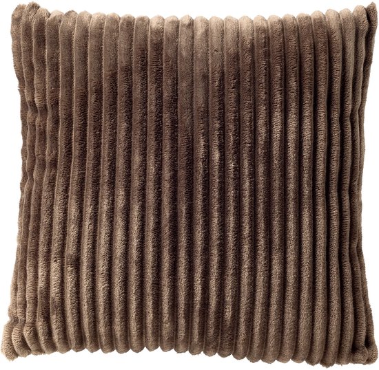 Un coussin décoratif taupe en velours côtelé avec des côtes verticales, isolé sur fond blanc.