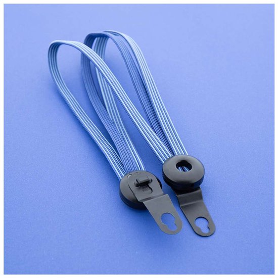 Twee blauwe elastieken met witte strepen en zwarte clips, op een blauwe achtergrond.