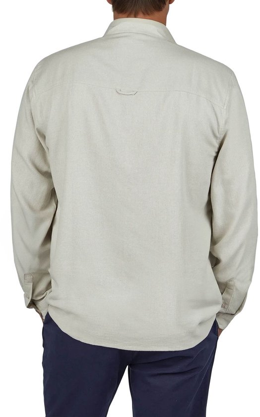 Achterkant van een man met beige linnen overhemd met lange mouwen en donkerblauwe broek.