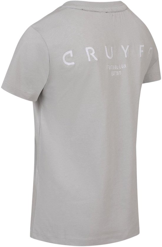 Grijze t-shirt met witte geborduurde tekst 'CRUYFF FUTSOL LUX EST 1979' op de achterkant.