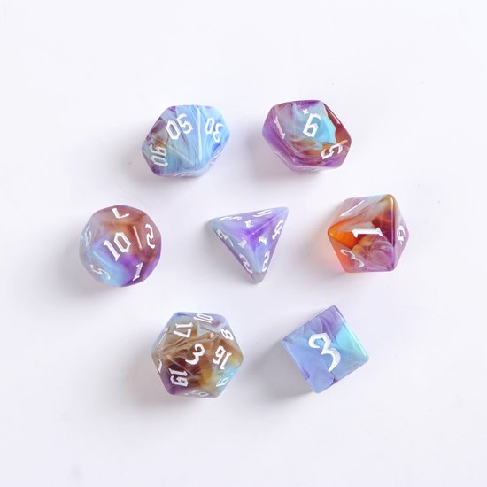 Sept dés polyvalents en violet, orange et bleu avec des chiffres blancs, motif marbré.