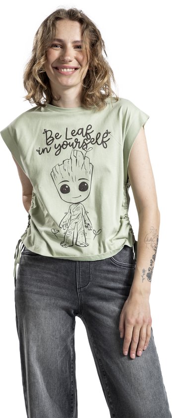 Lichtgroene top met korte mouwen en een print van Groot met de tekst 'Be Leaf in yourself'. De top heeft aan de zijkanten strikjes.