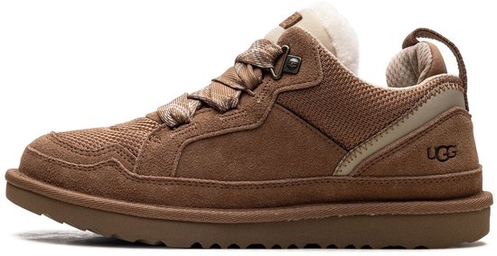 Bruine UGG sneaker met mesh-details, schuimvoering en geruite veters. Het UGG-logo is zichtbaar op de zijkant.