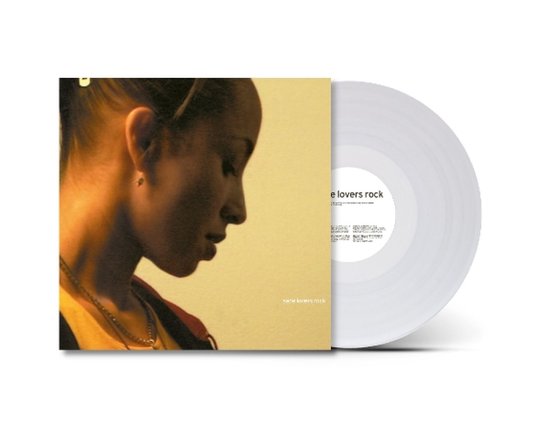 Vinylplaat Lovers Rock met hoes waarop een zijaanzicht van een vrouw staat met een gele top en ketting.