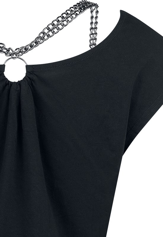 Zwart T-shirt met wijde halslijn en een decoratieve zilverkleurige ketting die door een ring is geregen.