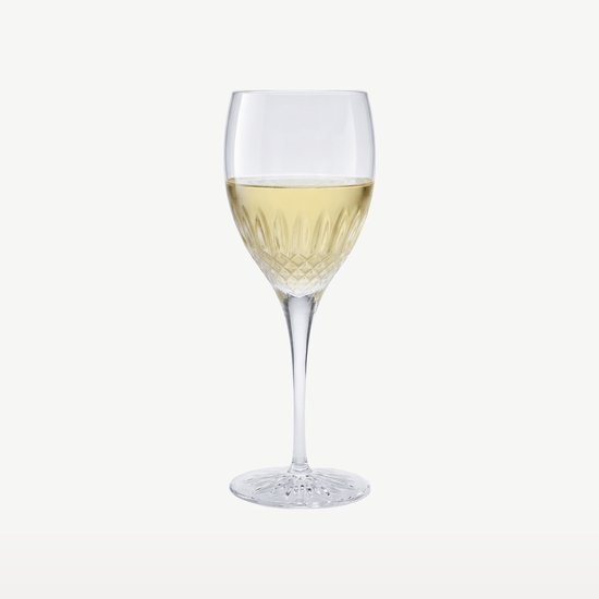 Wijnglas gevuld met witte wijn, met diamantpatroon en voet met sterrenpatroon.