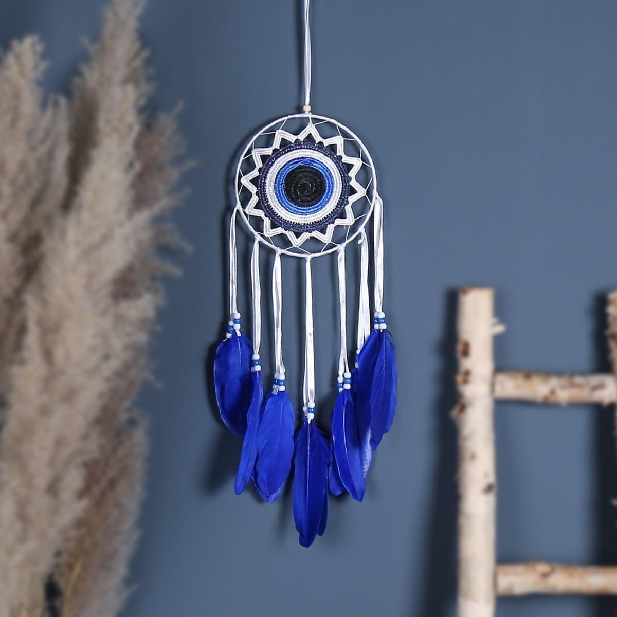 1/2 dromenvanger, wit, met blauwe veren, met de hand versierd, gehaakt, muurkunst om op te hangen voor slaapkamer, woonkamer