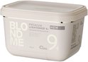 Lichtbeige pot Schwarzkopf Blond Me Premium Lightener 9+, 450g met nieuwe formule en bond-bescherming.