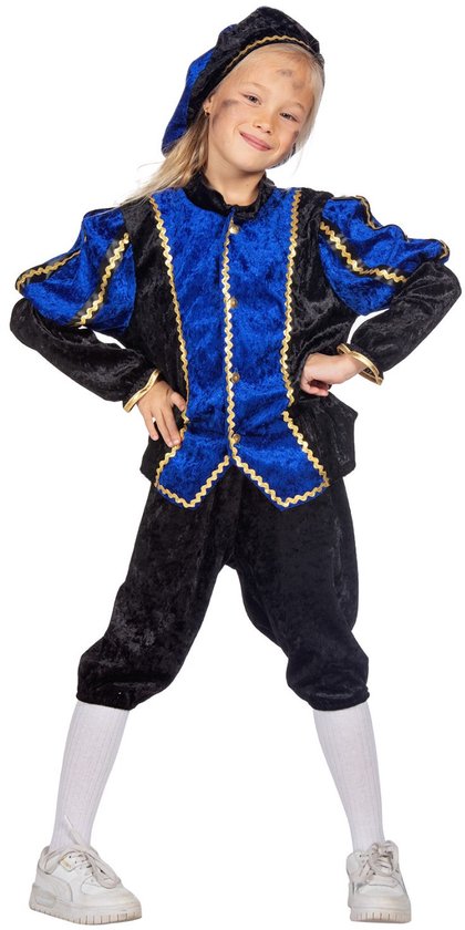 Kind in blauw-zwart fluwelen pietenpak met gouden biezen, inclusief bijpassende baret en witte kniekousen.