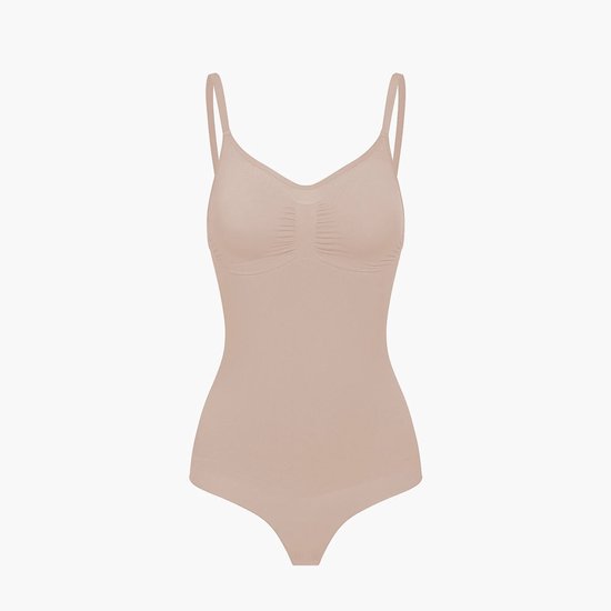 Beige corrigerende bodysuit met v-hals, dunne bandjes en gerimpeld detail bij de buste op een witte achtergrond.