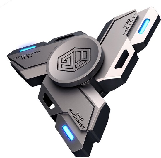Grijze metalen fidget spinner met drie armen, 'YIJO MACHINIST' tekst en helderblauwe lichtaccenten.