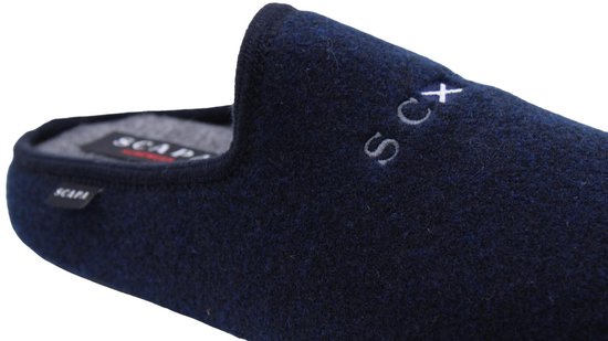 Donkerblauwe vilten herenpantoffel met geborduurd 'SCX' logo en Scapa label aan de zijkant.