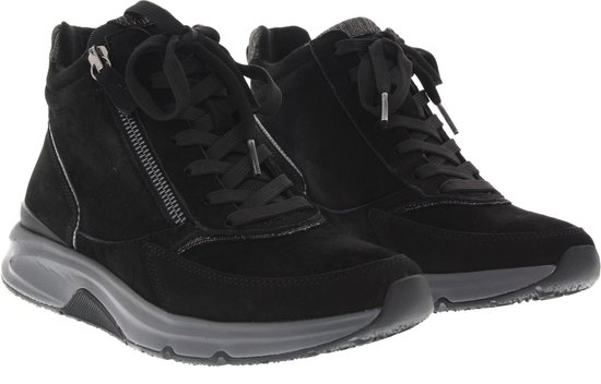 Paar zwarte suède sneakers met veters, ritssluiting aan de zijkant en grijze zolen.