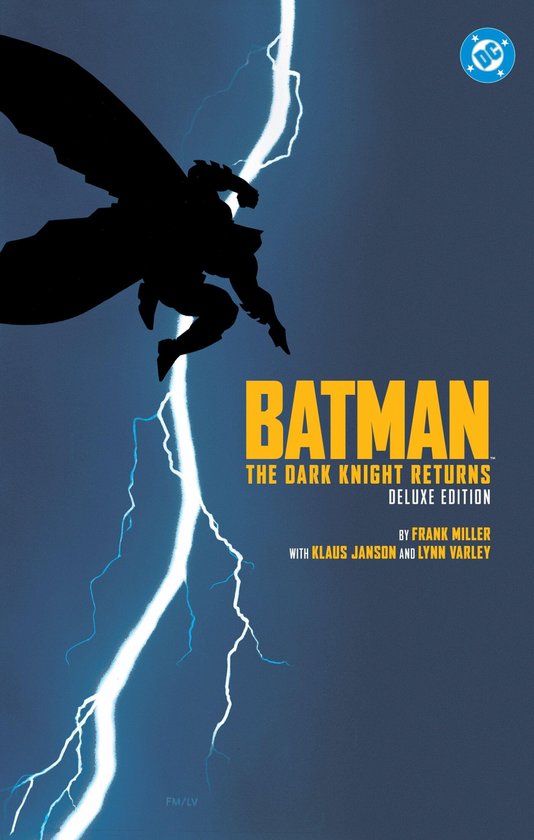Batman, in silhouet, vliegt door een onweersbui met bliksemschichten. Tekst: BATMAN THE DARK KNIGHT RETURNS DELUXE EDITION.