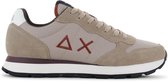 Zijaanzicht van beige suède sneaker met donkerrood Delta-X logo, witte tussenzool en zwarte profielzool.